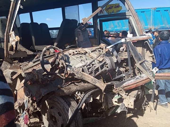 اصابة 16 شخص في حادث تصادم تريلا باتوبيس ركاب بالبحيرة