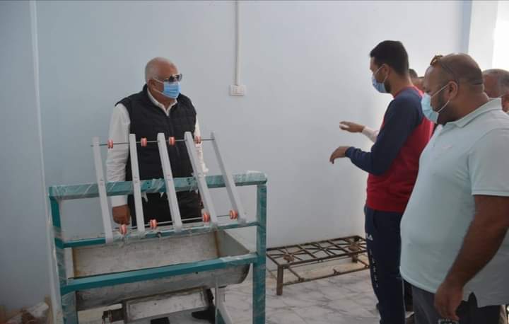 محافظ الوادى الجديد يتفقد أولى تجارب تشغيل ماكينات تصنيع الحرير .صور