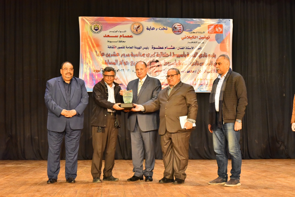 محافظ أسيوط يشهد افتتاح معرض 