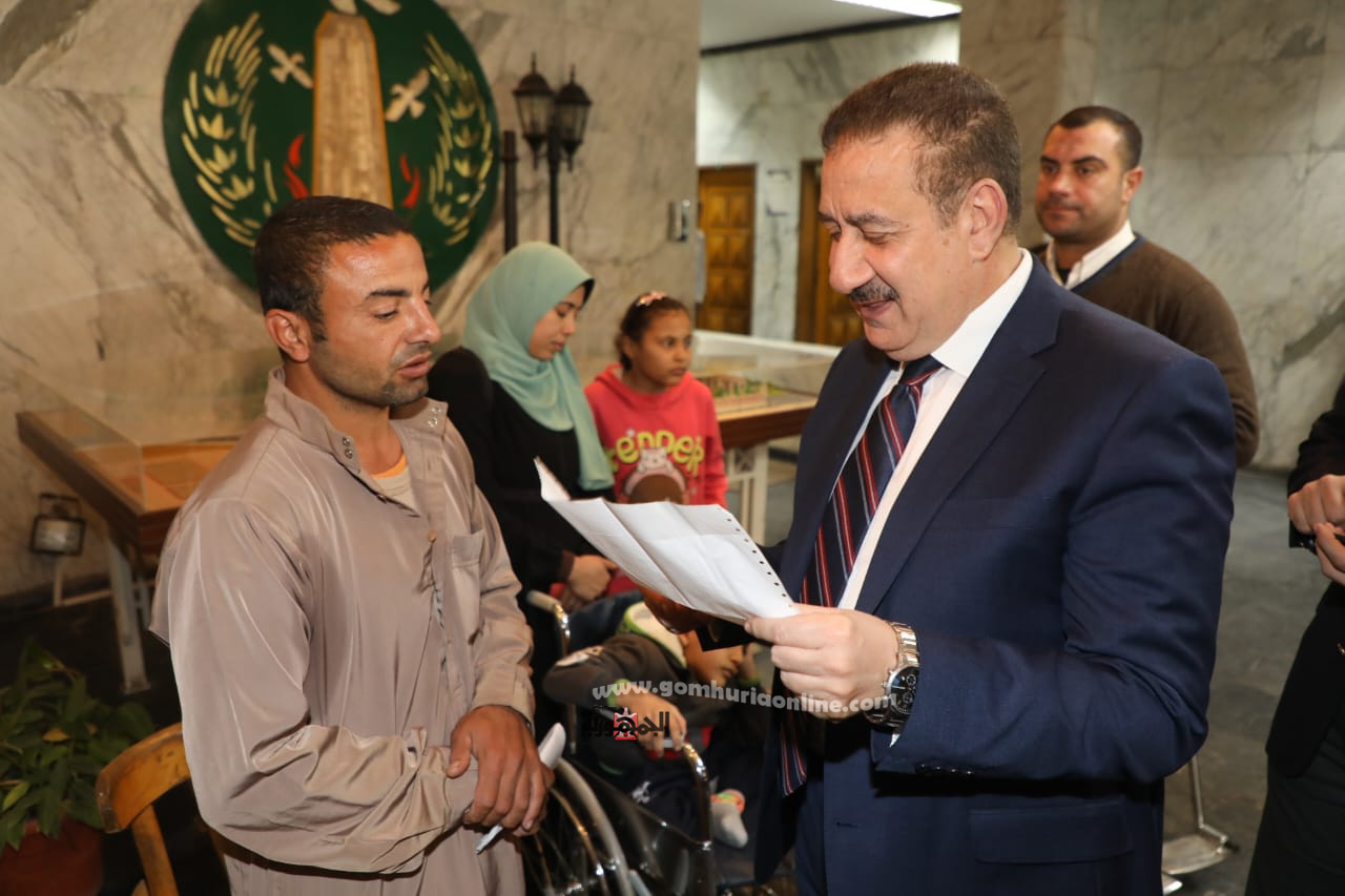 محافظ المنوفية يسلم كراسى كهربائية لذوى الهمم