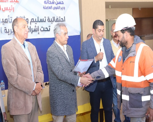 تسليم شهادات تأمين للعمالة غير المنتظمة بمشروع التجلي الاعظم.. صور 