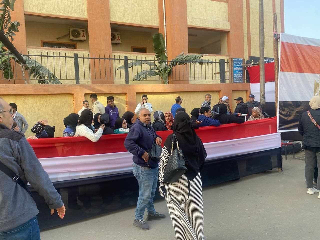 طوابير الناخبين امام مدرسة السيدة خديجة بالزاوية الحمراء قبل بدء 