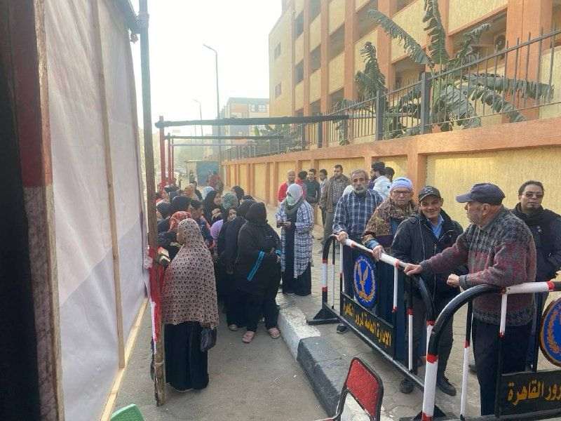 طوابير الناخبين امام مدرسة السيدة خديجة بالزاوية الحمراء قبل بدء 