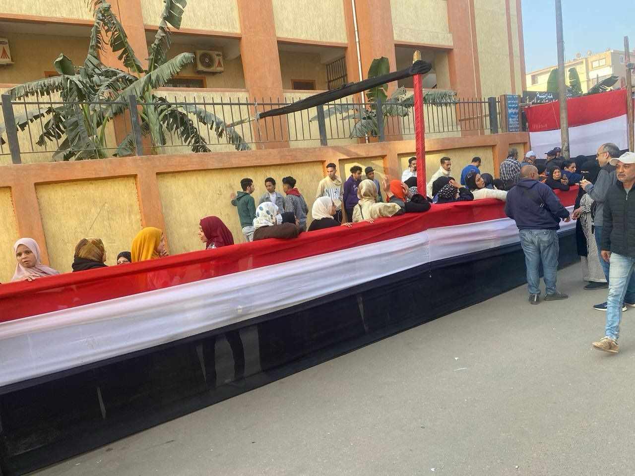 طوابير الناخبين امام مدرسة السيدة خديجة بالزاوية الحمراء قبل بدء 