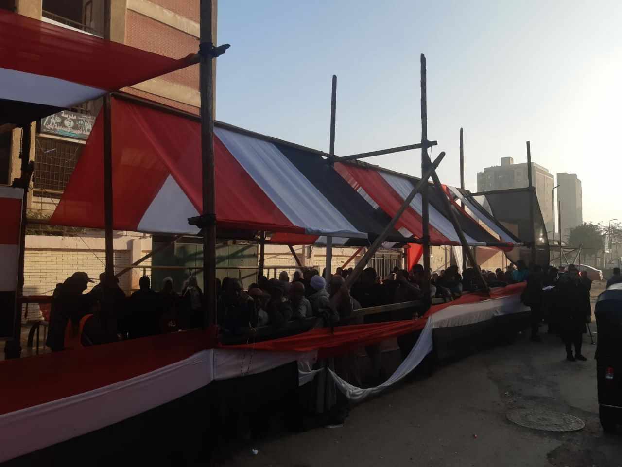 طوابير الناخبين امام مدرسة السيدة خديجة بالزاوية الحمراء قبل بدء 