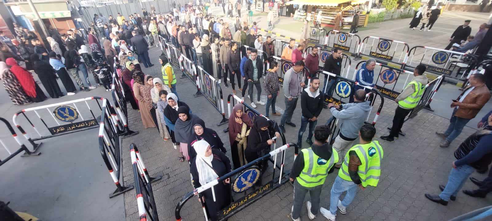 طوابير الناخبين امام مدرسة السيدة خديجة بالزاوية الحمراء قبل بدء 