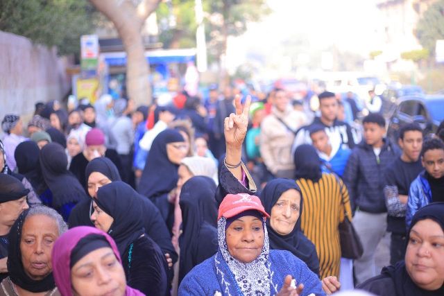 المرأة درع الوطن.. النساء تتوافد علي اللجان الإنتخابية