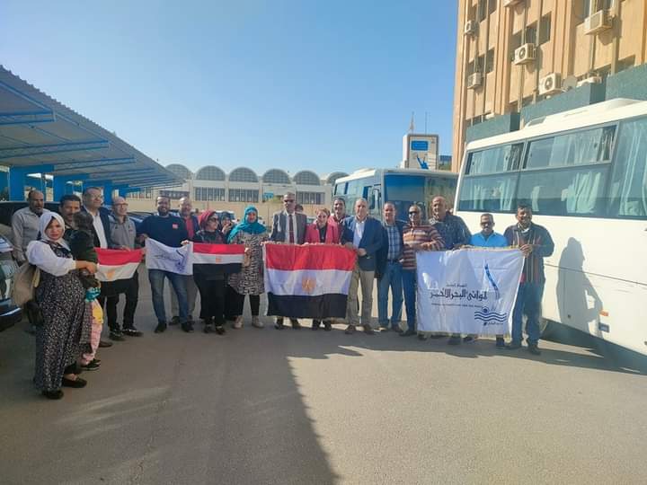 العاملون بمواني البحر الأحمر يتوافدون على لجان الانتخابات بالسويس