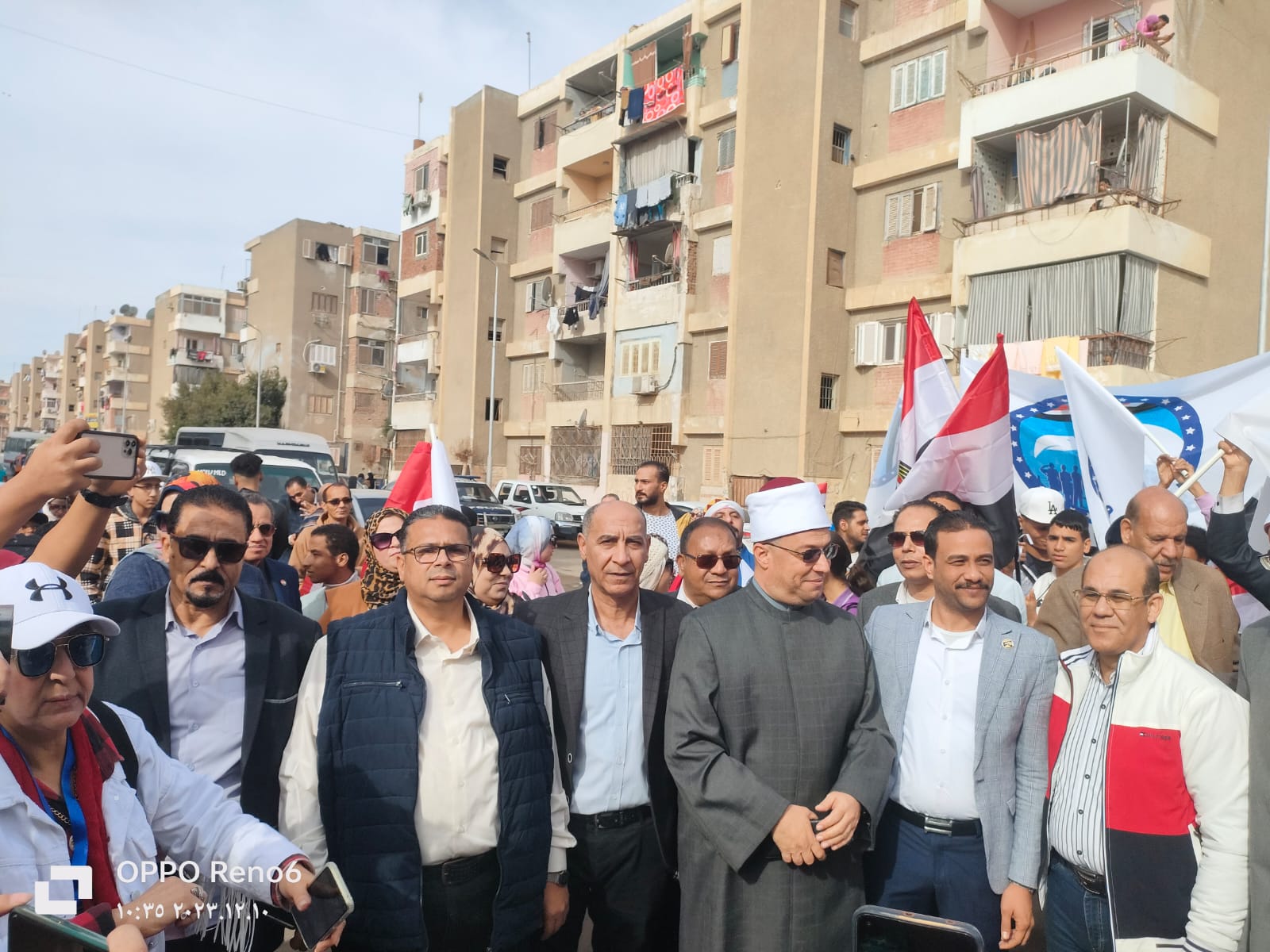 استمرار توافد الطلاب والعمال علي لجان المغتربين بالسويس ..صور