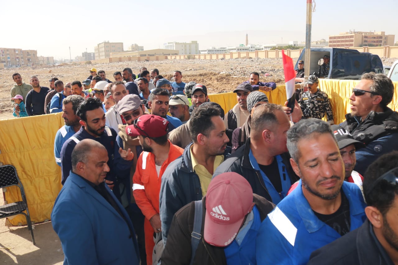 استمرار توافد الطلاب والعمال علي لجان المغتربين بالسويس ..صور