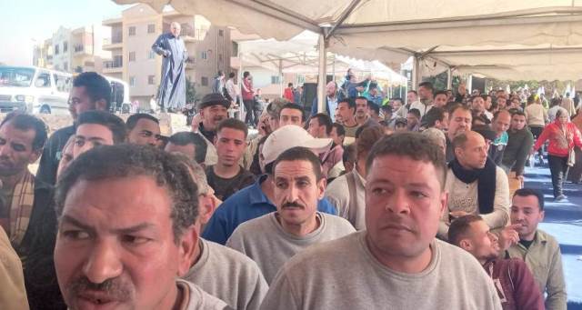 أطول طابور إنتخابى فى مدينة بدر يصوتون بلجنة المغتربين.. بالفيديو