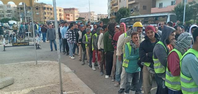 أطول طابور إنتخابى فى مدينة بدر يصوتون بلجنة المغتربين.. بالفيديو