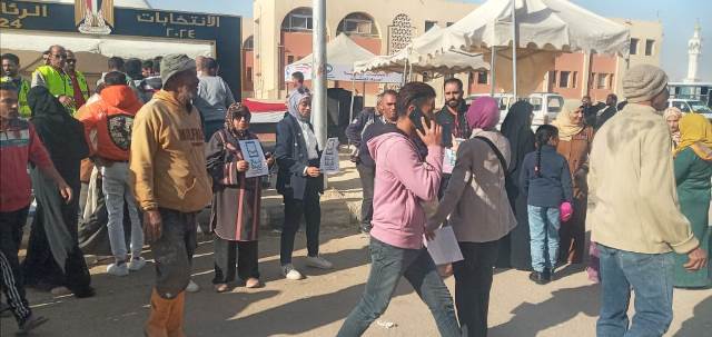 أطول طابور إنتخابى فى مدينة بدر يصوتون بلجنة المغتربين.. بالفيديو