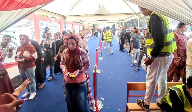 أطول طابور إنتخابى فى مدينة بدر يصوتون بلجنة المغتربين.. بالفيديو