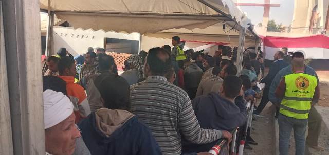 أطول طابور إنتخابى فى مدينة بدر يصوتون بلجنة المغتربين.. بالفيديو