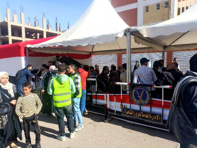 أطول طابور إنتخابى فى مدينة بدر يصوتون بلجنة المغتربين.. بالفيديو