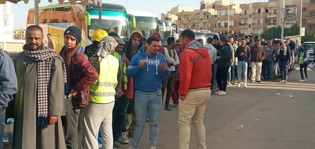 أطول طابور إنتخابى فى مدينة بدر يصوتون بلجنة المغتربين.. بالفيديو