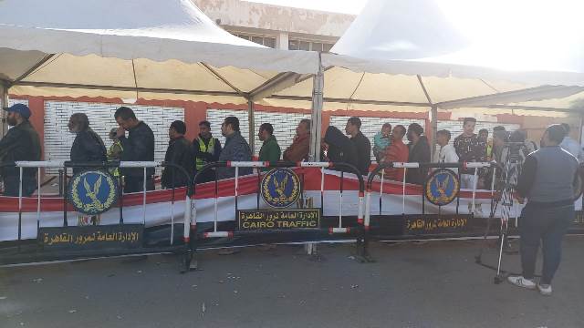 أطول طابور إنتخابى فى مدينة بدر يصوتون بلجنة المغتربين.. بالفيديو