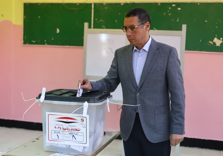 ياسر قمر يدلي بصوته بالقاهرة الجديدة 