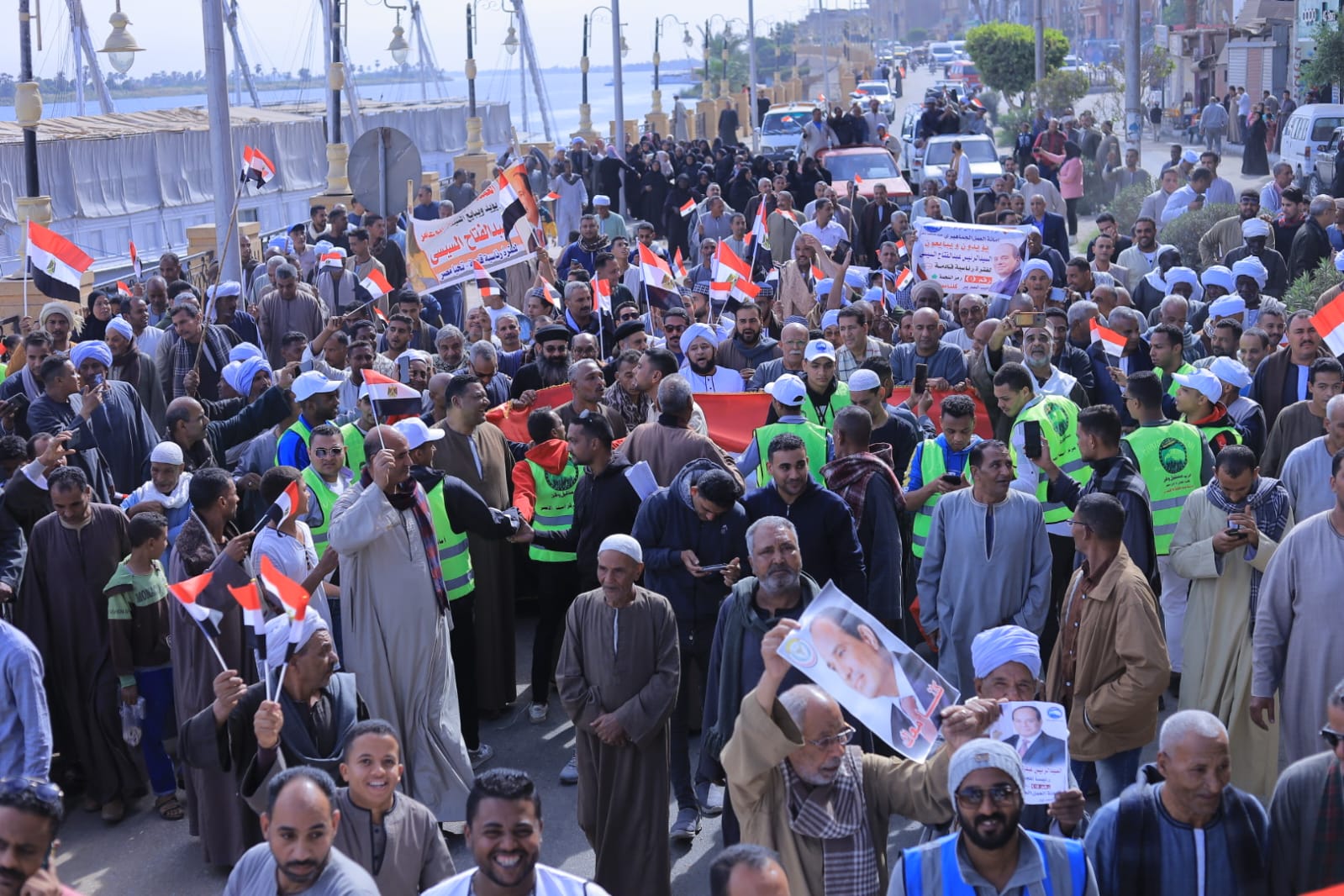 مستقبل وطن إسنا ينظم مسيرة حاشدة لحث الناخبين على التصويت..صور