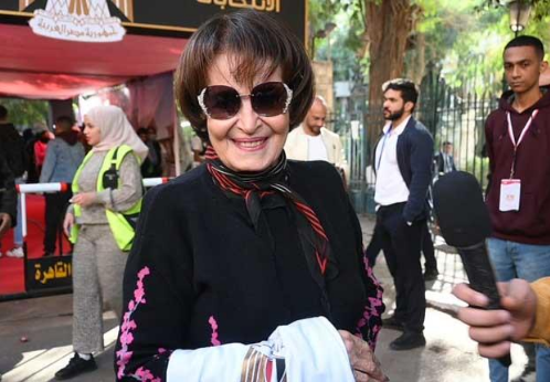 بعلم مصر..احدث ظهور لـ سميرة احمد فى لجنة كلية الفنون الجميلة.صور