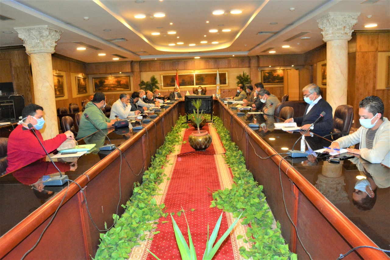 محافظ الغربية يبحث إزالة المعوقات مع شركات الرصف -صور