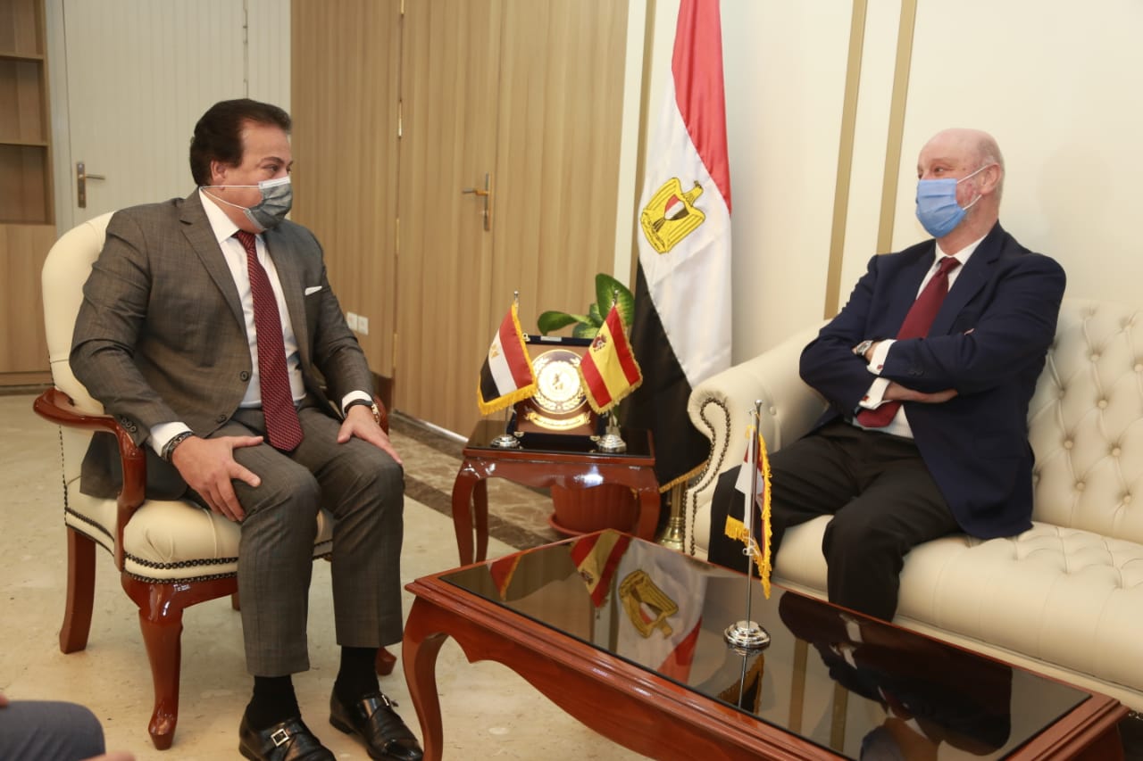 وزير التعليم العالي يستقبل السفير الإسباني
