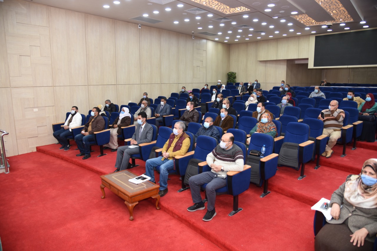 شعيب يسلم 54 عقد تمليك لاهالي مطروح