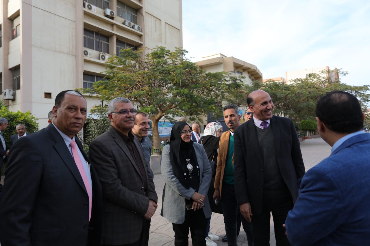 رئيس جامعة الزقازيق يعقد اجتماعاً لمتابعة خطة تطويرالحرم الجامعى 