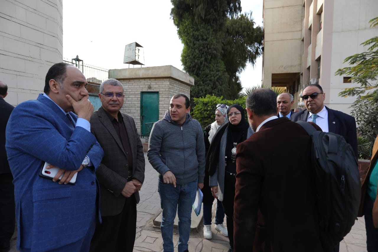 رئيس جامعة الزقازيق يعقد اجتماعاً لمتابعة خطة تطويرالحرم الجامعى 