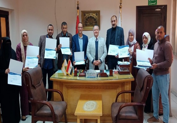 الدخاخني يكرم العاملين بـ 4 إدارات بمستشفيات جامعة بنها 
