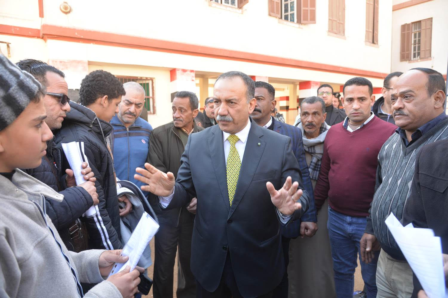 محافظ أسيوط في مقر التظلمات 