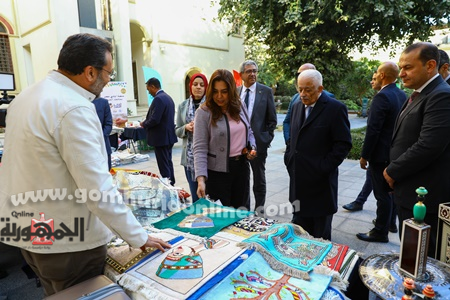 الدكتورة منال عوض وزيرة التنمية المحلية خلال تفقدها المعرض