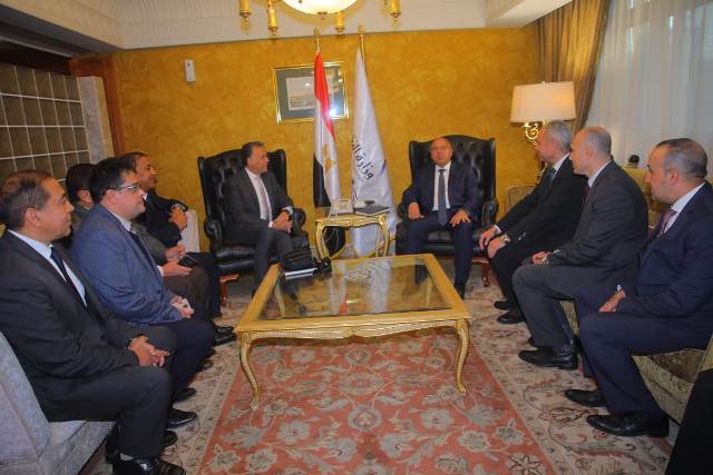 اجتماع كامل الوزير مع قيادات وزارة النقل