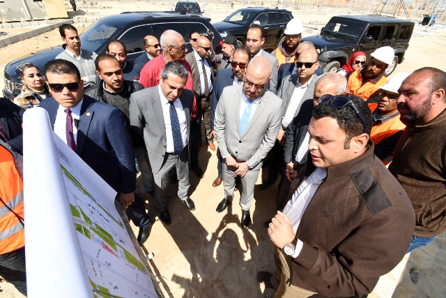 وزير الإسكان يقوم بجولة موسعة بـ٦ أكتوبر لتفقد مشروعات المرافق وتطوير محاور الطرق الرئيسية 