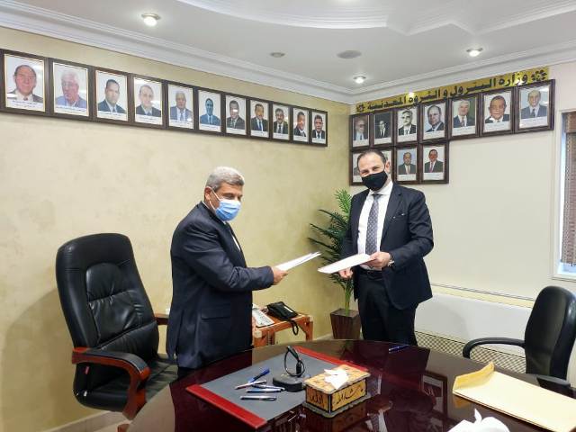رجل الاعمال اشرف فتحى  بيومى مسئول منطقة شمال أفريقيا  يوقع العقود ...