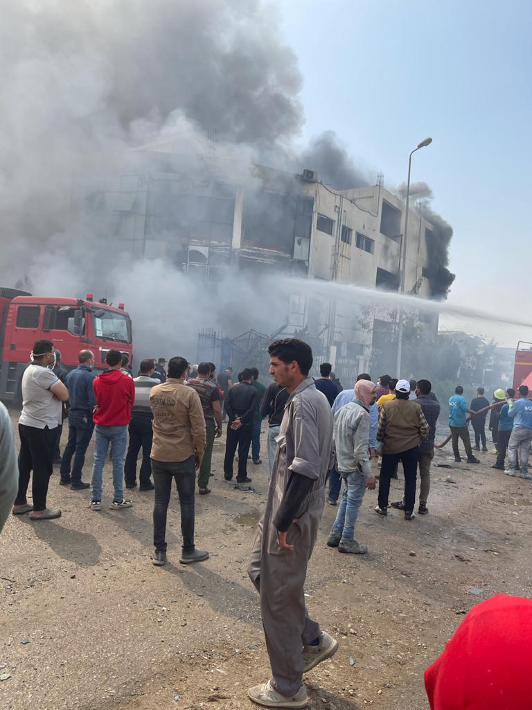 عمليات إطفاء وتبريد حريق مصنع ملابس بمدينة العبور