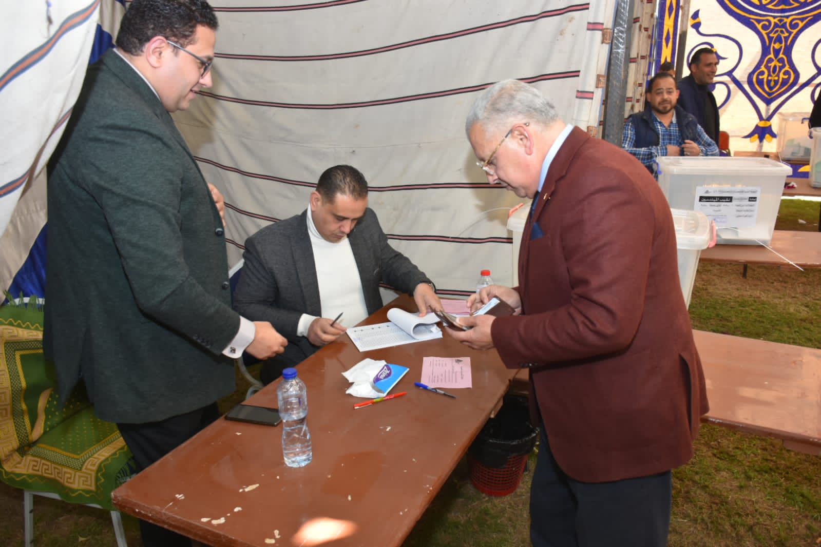 رئيس مياه القليوبية يدلي بصوته فى جولة الاعادة لاختيار النقيب العام للمهندسين