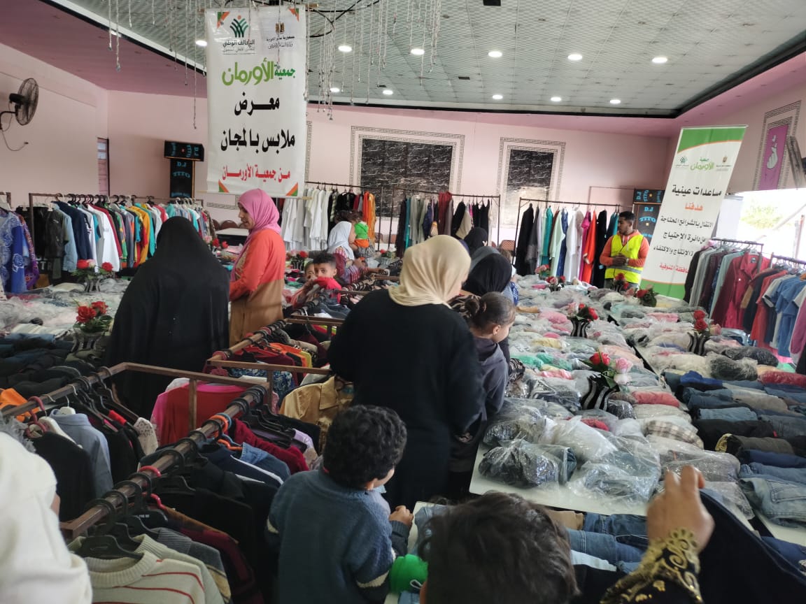 معرض بالباجور لتوزيع الملابس الجديدة بالمجان