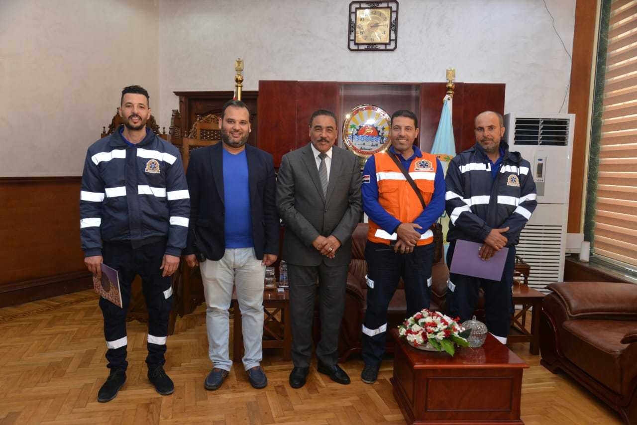 محافظ مطروح يكرم موظفان لامانتهما في رد مبلغ مالي 