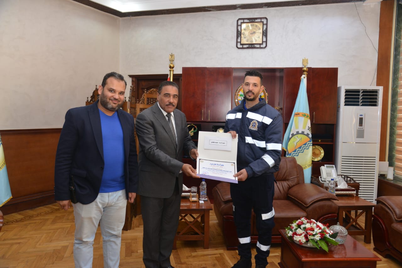 محافظ مطروح يكرم موظفان لامانتهما في رد مبلغ مالي 