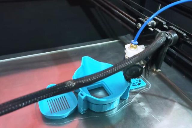 طلاب هندسة حلوان يبتكرون كمامة جديدة على ماكينة طباعة ثلاثية الأبعاد.. بالصور