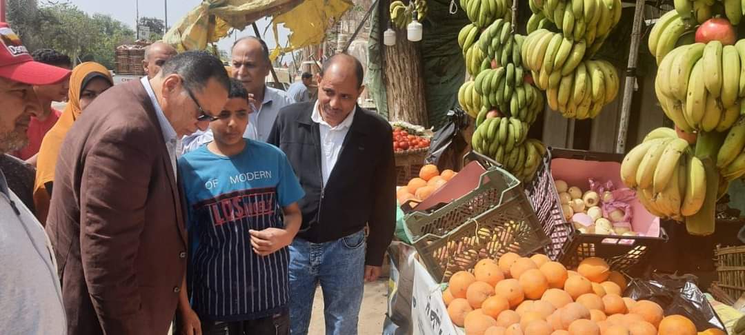 محافظ الشرقية يتفقد معرض السلع الاستهلاكية بمركز فاقوس