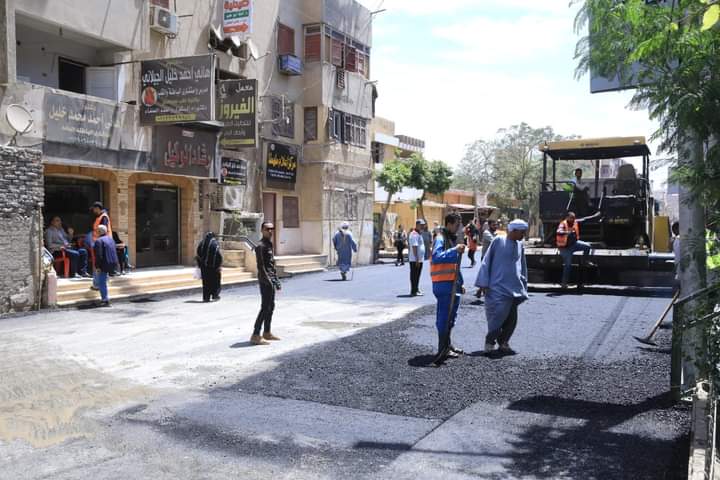 محافظ سوهاج يتفقد أعمال الرصف الجارية بشوارع مدينة طهطا 
