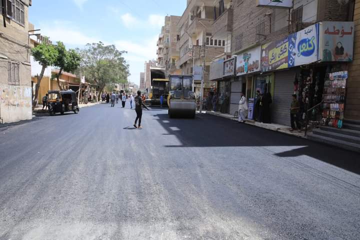 محافظ سوهاج يتفقد أعمال الرصف الجارية بشوارع مدينة طهطا 