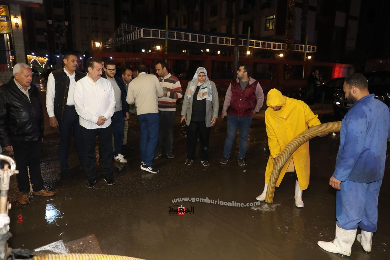 محافظ المنوفية وسط مياه الأمطار يتابع رفع مخلفات موجة الطقس السئ