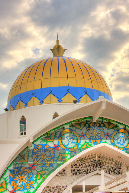 مسجد ملقا .. لوحة أسطورية تسبح فوق مياه ماليزيا