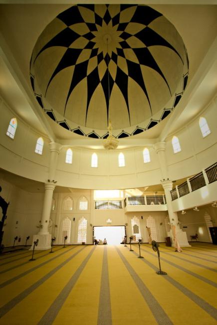 مسجد ملقا .. لوحة أسطورية تسبح فوق مياه ماليزيا