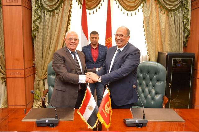 محافظ بورسعيد ورئيس التنمية الصناعية يوقعان بروتوكول لتمليك المحافظة  ٥٤ مصنع لطرحها للشباب 