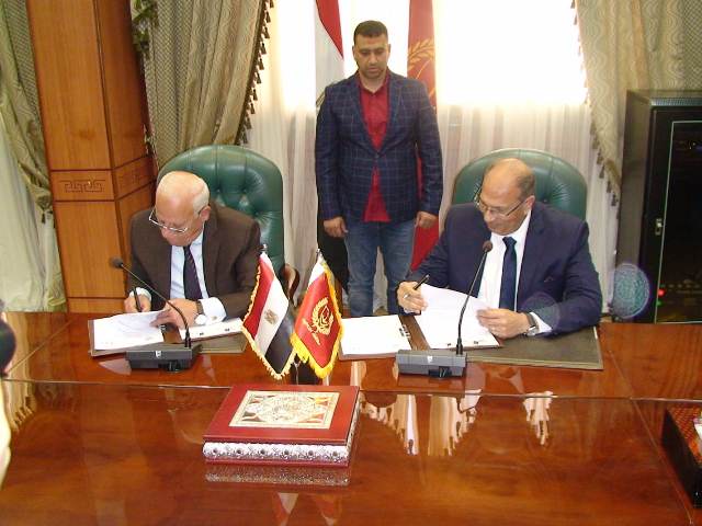 محافظ بورسعيد ورئيس التنمية الصناعية يوقعان بروتوكول لتمليك المحافظة  ٥٤ مصنع لطرحها للشباب 